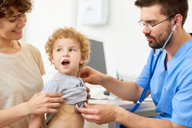 Photo cute child visiting doctor