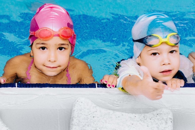 写真 スイミングプールにいる可愛い子供たち