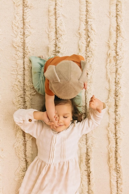 Photo cute children lying on floor