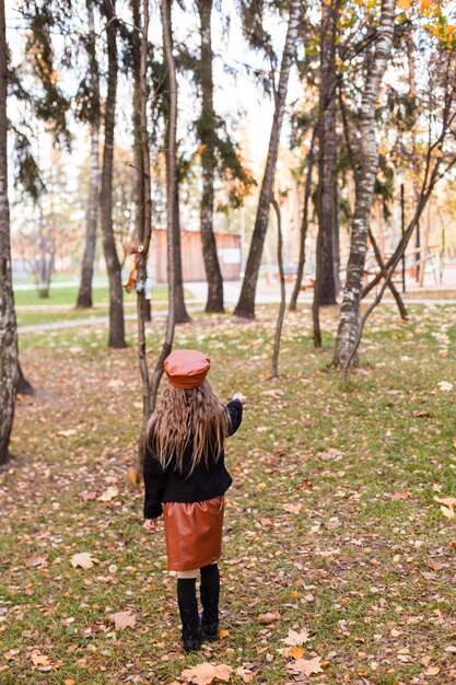 Photo cute children playing and laughing on autumn walk