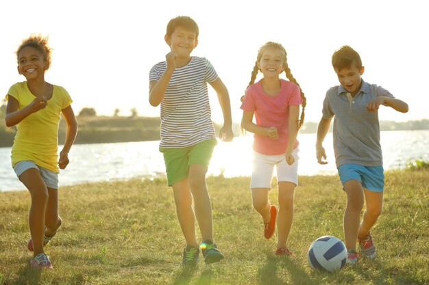 Bambini carini che giocano sulla riva del fiume