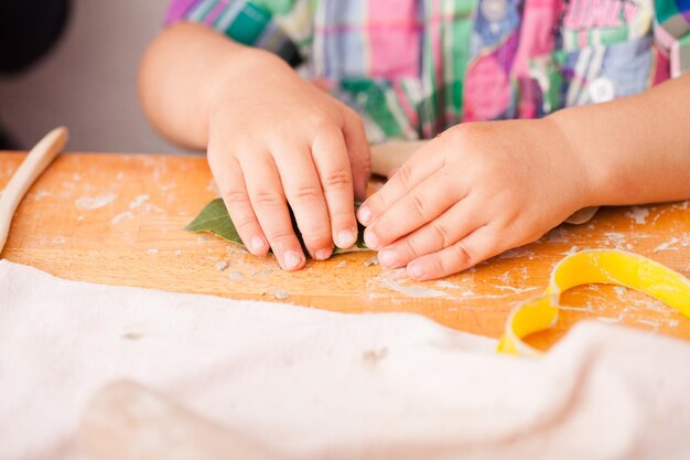 かわいい子供たちが幼稚園で天然粘土から何かを彫刻します