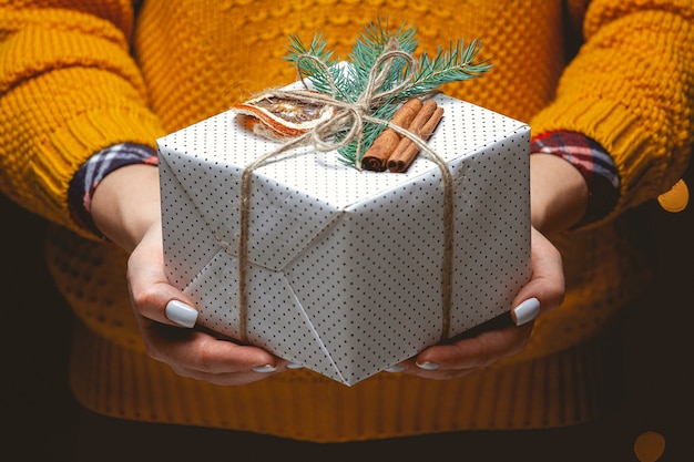 女性の手でかわいいクリスマスプレゼント