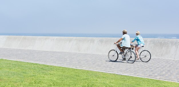 かわいいカップルの自転車乗車