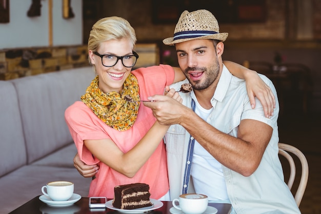 Coppia carina in una data dando reciprocamente il cibo