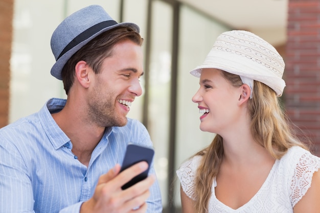 Foto coppia carina discutendo su smartphone