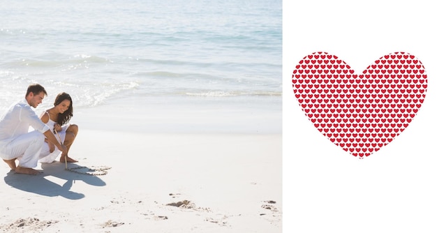 Foto coppie sveglie che disegnano un cuore nella sabbia contro il modello di giorno di biglietti di s. valentino