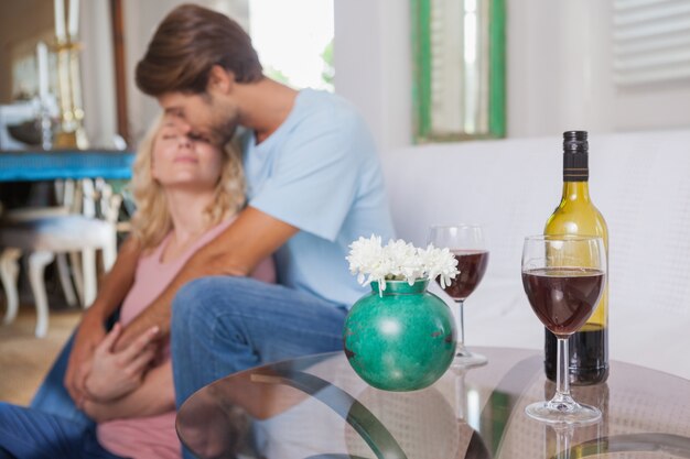 Фото Симпатичные пары пить красное вино