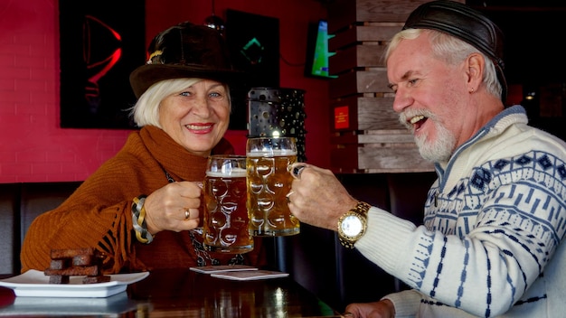 かわいいカップルの年配の男性と女性