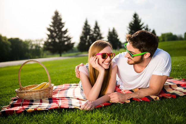 Photo cute couple posing together outdoors