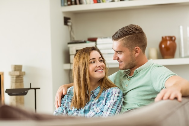 Photo cute couple relaxing on couch