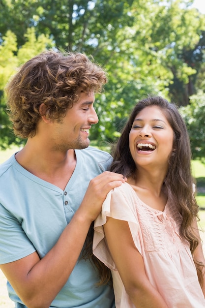 Photo cute couple relaxing on park bench