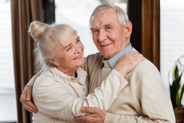 Photo cute couple of senior people at home