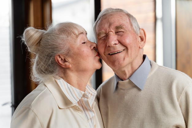 Photo cute couple of senior people at home