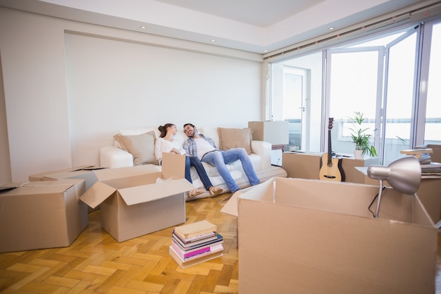 Photo cute couple taking a break from unpacking