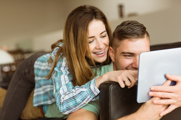 Photo cute couple taking a selfie