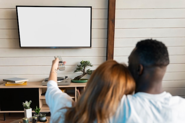 Photo cute couple watching a movie on streaming service