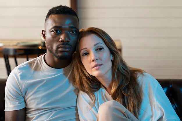 Photo cute couple watching a movie on streaming service