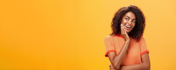 Photo cute creative and feminine stylish african american young female in striped tshirt leaning head on p