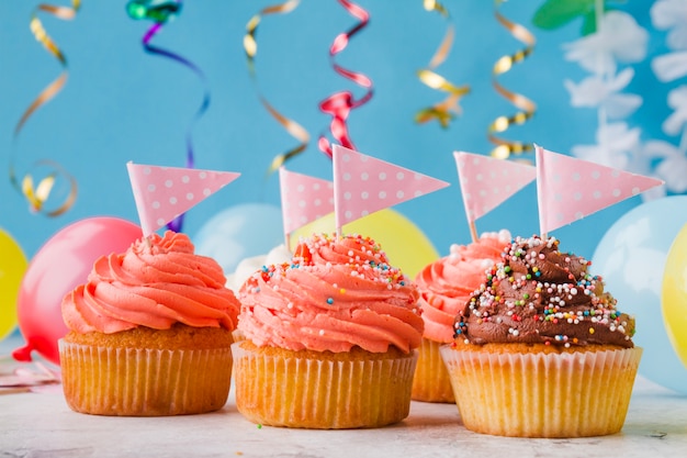 Photo cute cupcakes with flags