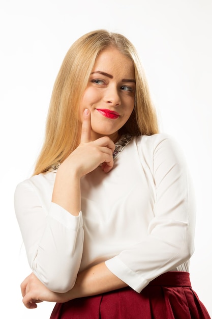 Cute ragazza carina sorridente su uno sfondo di muro bianco giovane donna in mano tiene gli occhiali posto per lo spazio della copia pubblicitaria