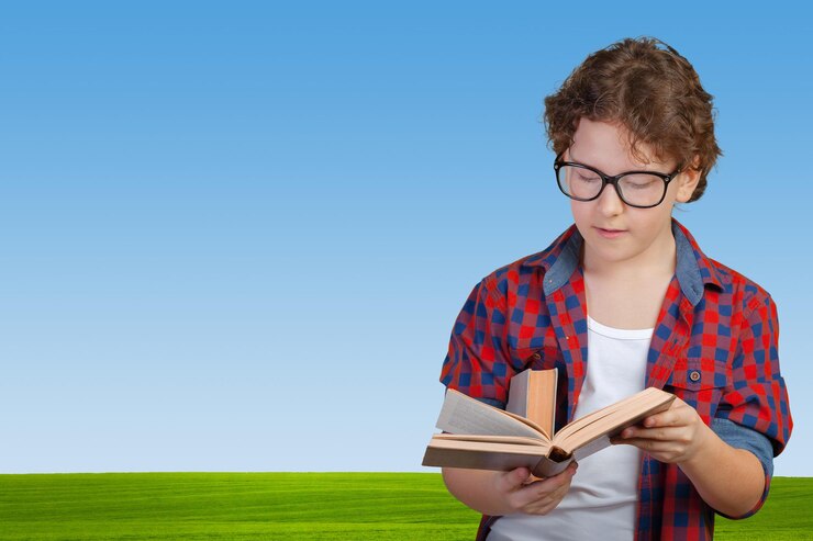 फोटो cute elementary school boy holding book