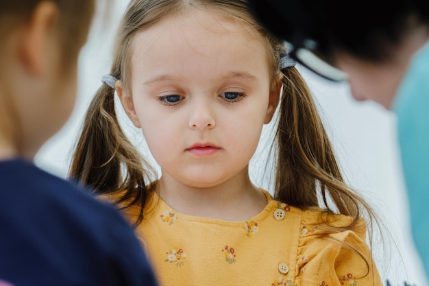 Cute ragazza europea del bambino che dipinge con la matita colorata concetto di educazione dei bambini dell'asilo