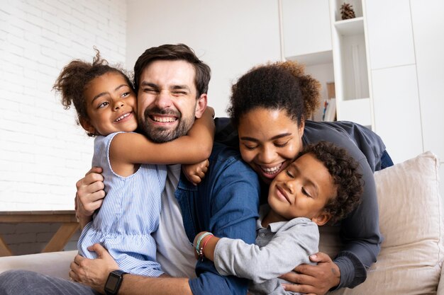 Famiglia carina che trascorre del tempo insieme