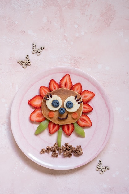 Photo cute flower pancake with berries for kids breakfast