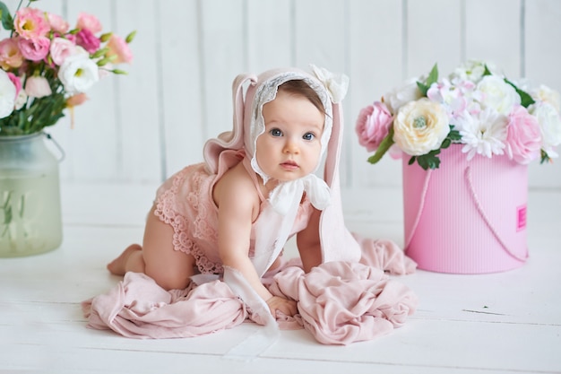 写真 バニーの耳を持つかわいい面白い赤ちゃん。ベッドで6ヶ月のかわいい女の子。