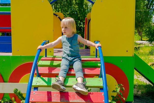 사진 귀여운 재미있는 금발 어린 어린아이 어린아이 어린이 소년 나무 사다리를 내려 놀이터에서 슬라이드 어린이 육체적 감정적 발달과 어린아이 유치원 개념 여름에