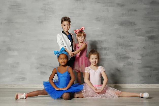 Foto simpatici bambini divertenti in studio di danza