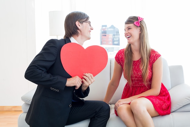 Симпатичные geeky пара с красной формой сердца