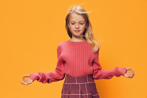 Photo cute girl against yellow background