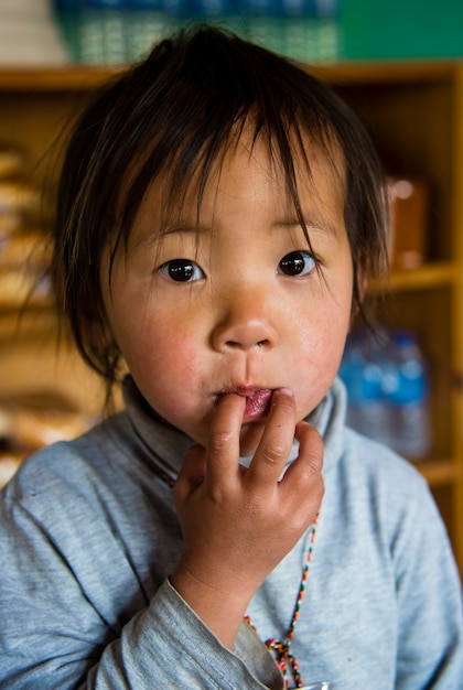 写真 ブータンのレストランでかわいい女の子