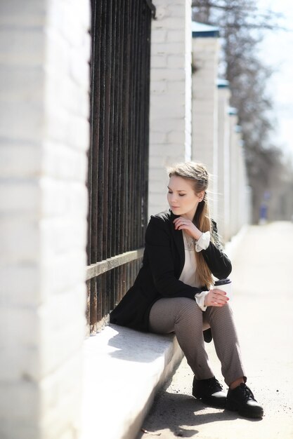 Photo cute girl in an autumn park in the afternoon