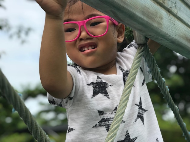 Photo cute girl crying while playing in ground