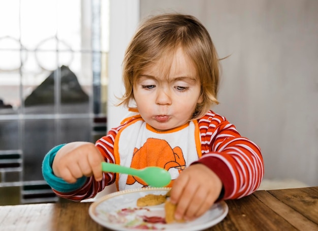 家で食べ物を食べている可愛い女の子