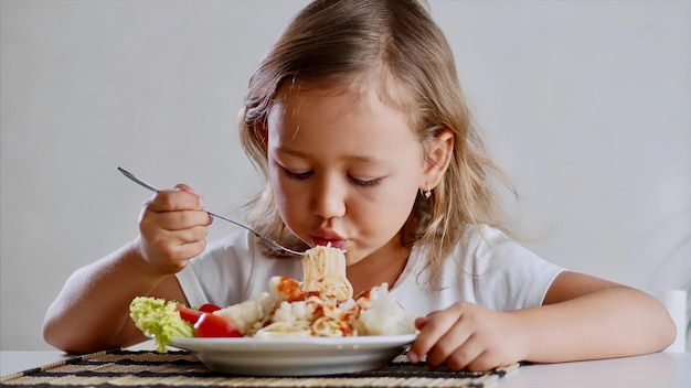 Foto ragazza carina che mangia a casa