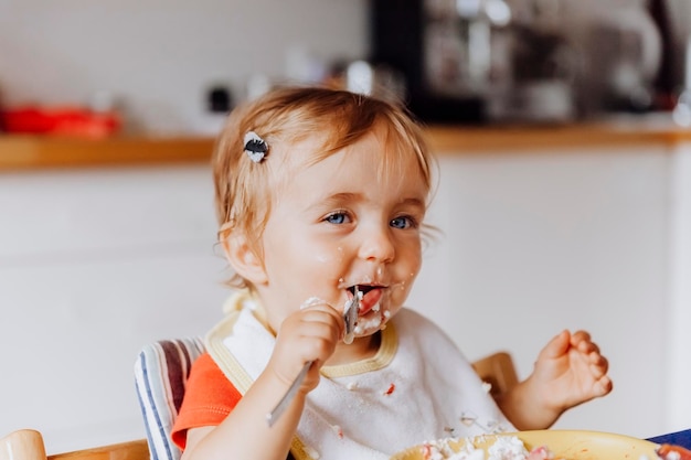 Foto ragazza carina che mangia a casa