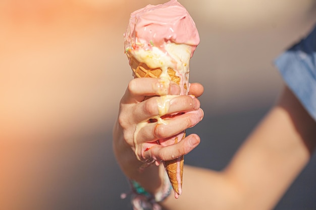 Ragazza carina che mangia il gelato su sfondo estivo all'aperto ritratto del primo piano di adorabile bambina dai capelli rossi che mangia il gelato