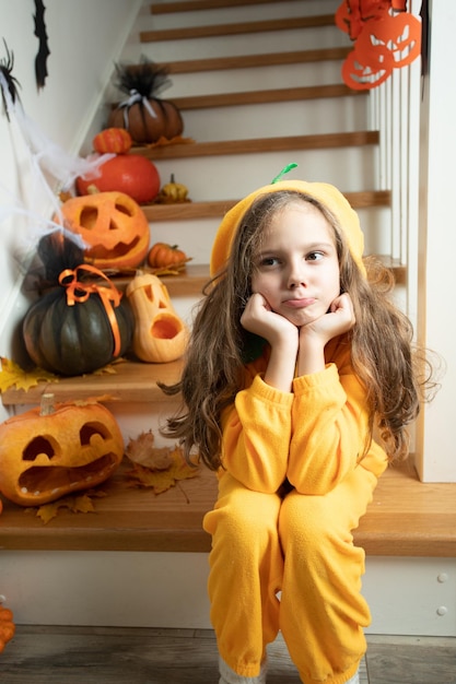 Ragazza carina in costume di halloween che spaventa i suoi ospiti