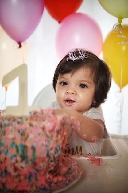 Photo cute girl having cake in party