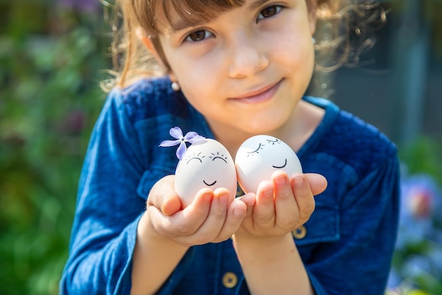 Foto ragazza carina con le uova di pasqua