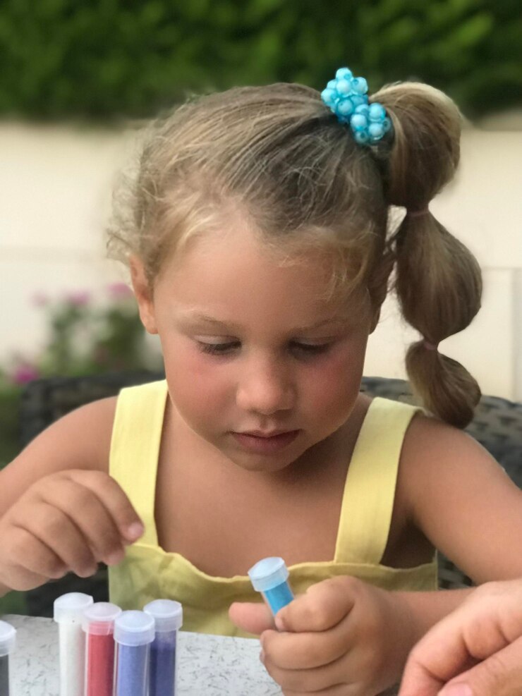 Photo cute girl holding test tubes