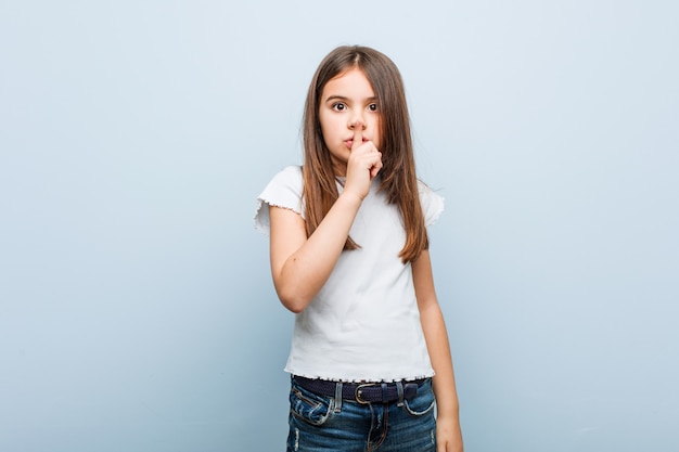 Ragazza carina mantenendo un segreto o chiedendo silenzio.