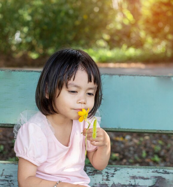 Photo cute girl looking at swimming pool