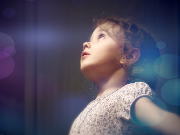 집에 서서 쳐다보는 귀여운 소녀