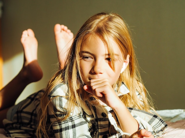 Photo cute girl lying on bed at home