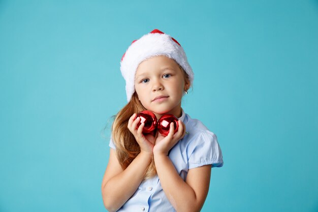 Ragazza carina in cappello di capodanno con